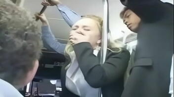 Homme doigt une fille sexy en bus