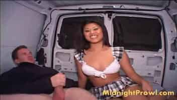 Asian Babe Kea Kulani à la camionnette et suce une grosse bite. Elle frotte ses seins naturels et baise hardcore jusqu'à ce qu'elle jouisse