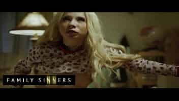 (Kenzie Reeves) exprime sa colère contre son demi-frère (Nathan Bronson) s'excuse auprès d'un Bj - Family Sinners