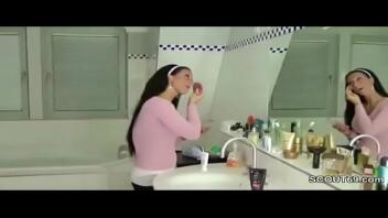 Demi-soeur allemande surprise dans une salle de bains et aidant avec une branlette